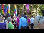 Sala partecipa al Milano Pride mettendosi in testa al corteo