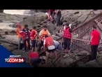 India, il crollo di un ponte su un fiume provoca morti e dispersi: il video dei soccorsi