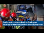Equipos de rescate salvadoreños logran sacar de entre los escombros a una adolescente de 15 años