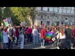 La fetta di cocomero, diventata simbolo della Palestina, sfila al corteo pro Gaza a Roma