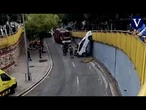 Un coche se precipita en la rambla del Carmel dando marcha atrás