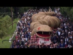 Un serpent géant en bambou défile dans un village japonais