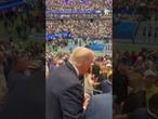 Trump autografa i cappellini sugli spalti degli Us Open