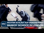 NEUES BANKSY-KUNSTWERK IN LONDON: Richter schlägt auf Demonstrant – Wandbild erhitzt Debatte