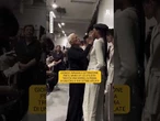 Giorgio Armani ritocca il trucco di una modella prima dell'uscita in passerella