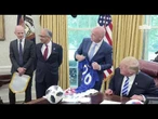 Infantino (Fifa) nel 2018 mostra a Trump i cartellini giallo e rosso nello Studio Ovale
