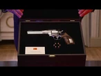 Les images du revolver offert par Erdogan aux dirigeants de l'OTAN dévoilées