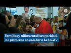 Familias y niños con discapacidad, los primeros en saludar a León XIV