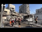 Gaza City, palestinesi fra le macerie dopo l'ennesimo raid israeliano
