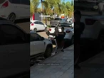 Mulher carrega marido no colo após ele quebrar o pé e cena chama a atenção
