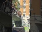 I parigini fuggono dal caldo estremo facendo il bagno... nella Senna