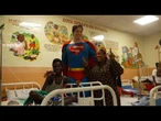 'Superman brasileiro' devolve esperança a crianças doentes em seu primeiro giro pela África | AFP