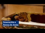 Los fieles veneran a Teresa de Jesús con el sepulcro abierto en Alba de Tormes (Salamanca)