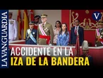 Se cae la bandera de España durante su izado en el desfile del Día de las Fuerzas Armadas