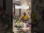 Ronn Moss canta 'Tanti auguri' a Lino Banfi al ristorante per il suo 90esimo compleanno