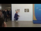 Ucraina, Edi Rama si inginocchia prima di salutare Giorgia Meloni