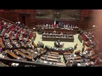 Meloni saluta con la mano uscendo dall'Aula della camera dopo informativa su Consiglio Ue