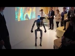 Il Robot di Deloitte, Solaria, saluta i giornalisti e racconta dove vorrebbe fare le vacanze