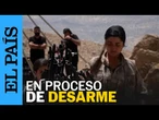 Combatientes del PKK queman armas durante una ceremonia de desarme en el Kurdistán iraquí