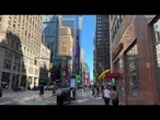 Ago, filo, bottone gigante e la statua di un sarto al lavoro. L'installazione artistica a New York