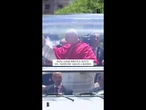 Papa Leone ripete il gesto del "sixseven" a Madrid
