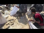 Gaza, i palestinesi raccolgono da terra il cibo in un centro di distribuzione