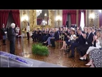 Mattarella riceve il ventaglio dal Presidente dell'Associazione stampa parlamentare in Quirinale