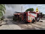 Incendio in 4 magazzini nella periferia di Napoli, Vigili del fuoco al lavoro con ruspe