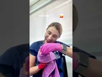 Periquito encanta ao reagir com carinho durante consulta veterinária em BH