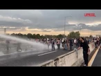 BOLOGNA, manifestanti PRO PAL bloccano l'autostrada: la polizia usa idranti per disperdere la folla