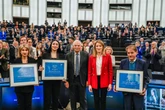 Ue, il Premio Sacharov a Mahsa Amini e alle donne iraniane: "Non siete sole"