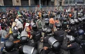 Policías evitan que la tercera manifestación contra la gentrificación llegara a embajada de EU