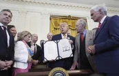Cárteles ejercen “tremendo control” sobre México: Trump; firma ley contra fentanilo
