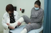 Mujer sobrevive a mordedura de serpiente a pesar de ser diagnosticada erróneamente