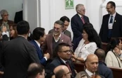 Exhiben en redes imágenes de Sergio Mayer aparentemente dormido en el informe de Brugada