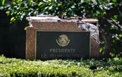 Árbol derriba la estatua de Felipe Calderón en Los Pinos