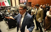 Aprueban en fast track la ley para cancelar suscripciones; Monreal alega estar en buró de crédito
