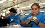 Más de 26 millones de personas trabajan por menos de un salario mínimo en México: Inegi