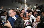 Reciben a Ebrard con porras, “Las Mañanitas” y pastel por su cumpleaños (Video)