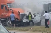 Auto pierde el control y se estrella de frente con un tráiler en Nuevo León (Video)