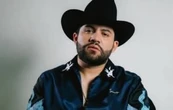 Luis R. Conríquez posa armado junto a su hija y desata polémica