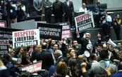 Priistas irrumpen en la sesión con megáfonos y pancartas para denuncian “narcodictadura” (Video)