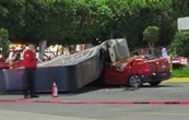 Anuncio espectacular se desploma sobre un automóvil en Coacalco