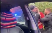 Videos muestran a agentes de Florida golpeando y arrastrando a un hombre negro de su auto