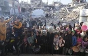 Gente desesperada en Gaza lucha por conseguir alimentos mientras Israel bloquea la ayuda