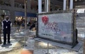 La pintura 'Corazón roto' de Banksy, desfigurada en una pared de Brooklyn, está a la venta