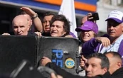 Apedrean a Javier Milei durante una caravana electoral (Video)