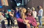 Al menos 5 niños resultan heridos por tiroteo en una escuela católica de Minneapolis