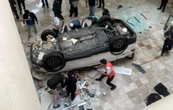 Un vehículo cae tres niveles al interior del centro comercial Plaza Lilas (Video)