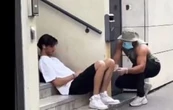 Condenan a influencer por simular pinchazos a desconocidos en la calle (VIDEO)